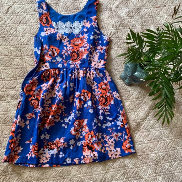 Dress with back lace detail - Picture 3 of 3